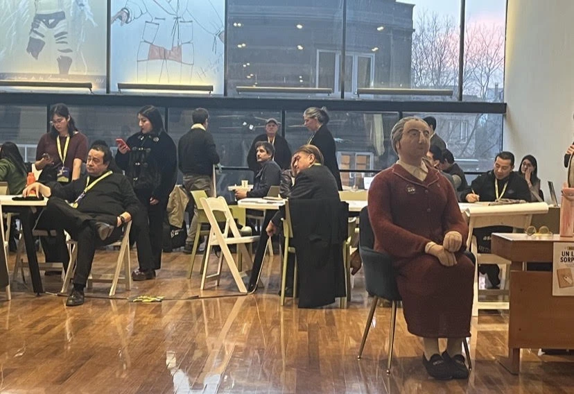 Participantes trabajando en mesas colaborativas durante GENOMA RM