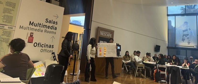 Presentación de resultados con papelógrafo en la jornada GENOMA RM